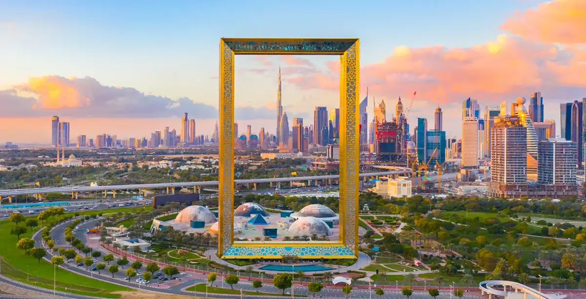 Vorderansicht des Rahmens von Dubai unter dem blauen Himmel