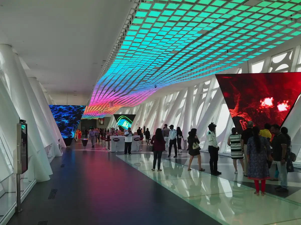 Besucher der Glasbrücke in Dubai