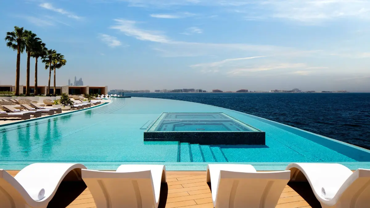 Erlebnis eines luxuriösen Aufenthalts im Burj Al Arab Hotel; warum dieses Hotel weltweit unübertroffen ist?